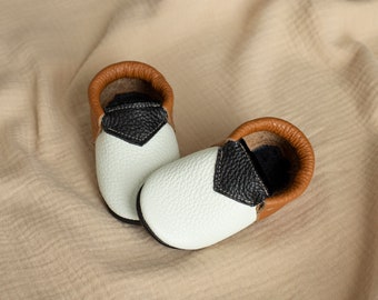 Chaussures de bébé en cuir sans franges, nom personnalisé personnalisé, cadeau de bébé, mocassins, nouveau-né, nourrisson, enfant en bas âge, anniversaire, cadeau de douche de bébé