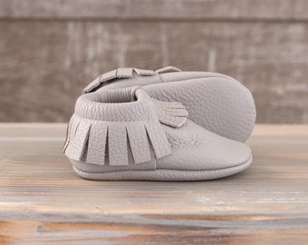 Chaussures de bébé en cuir à franges, mocassins pour bébés garçons et filles, cadeau pour nouveau-né, chaussures pour tout-petits à semelle souple pour marcheur, mocassins de berceau pour tout-petits