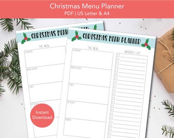 Puede incluir: Un planificador de menú navideño imprimible con fondo azul y blanco. El planificador incluye secciones para entrantes, platos principales, acompañamientos, postres, bebidas y una lista de la compra. El planificador está decorado con hojas de acebo y bayas.