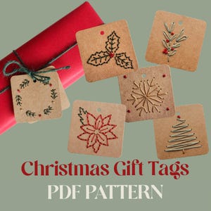 Puede incluir: Una colección de etiquetas de regalo navideñas cuadradas de papel marrón con diseños bordados festivos, que incluyen una ramita de acebo, un copo de nieve y un árbol de Navidad. Las etiquetas se muestran con un regalo rojo envuelto y el texto "Christmas Gift Tags PDF PATTERN".