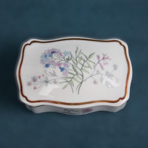 リチャード ジノリによる花のモチーフが描かれた蓋付きの高級磁器製小物入れ。イタリア フィレンツェ製。プリマヴェーラ 2208