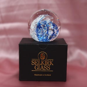 Sammlerstück Selkirk Kunstglas Briefbeschwerer mit Originalverpackung und Produktkarten, hergestellt in Schottland