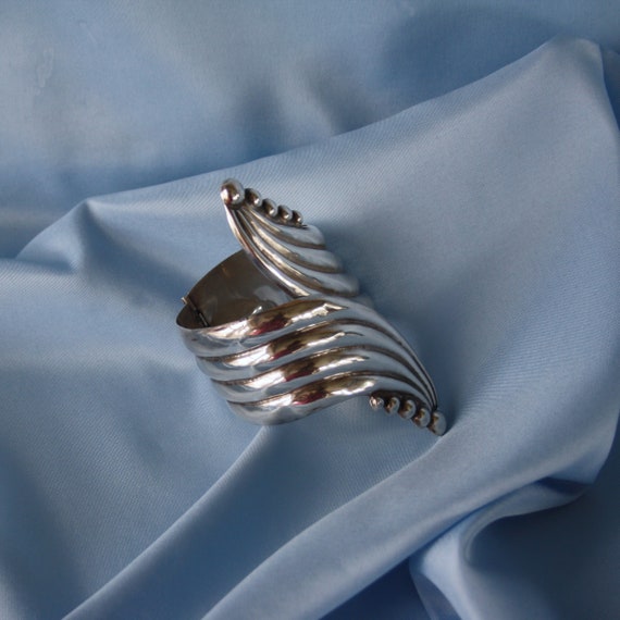 graceful previously loved sterling silver hinged … - image 4