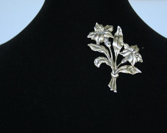 enchanting vintage Danecraft sterling silver brooch in the shape of a bouquet of lilies, lilies symbolize devotion and purity, 35 grams TW