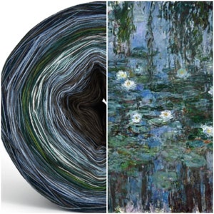 Puede incluir: La imagen muestra una madeja de hilo en tonos azules, verdes y marrones, junto a una pintura de nenúfares. El hilo tiene un efecto degradado, mientras que la pintura representa flores blancas sobre un estanque con follaje verde.
