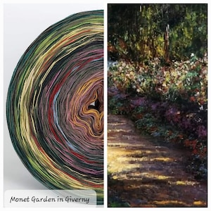 Könnte beinhalten: Eine Garnrolle mit einem mehrfarbigen Verlaufsmuster, einschließlich Schattierungen von Grün, Gelb, Rot, Blau und Braun. Das Garn ist zu einer Kugel gewickelt und mit "Monet Garden in Giverny" beschriftet.