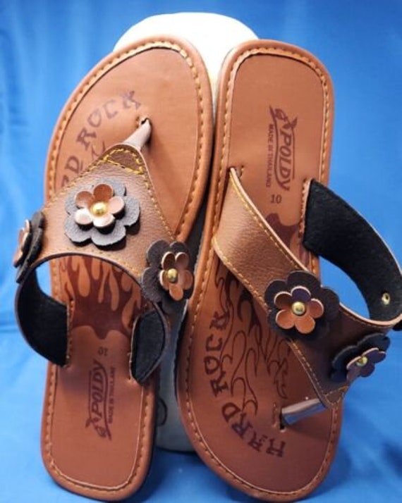 Flip flops with grip outlet