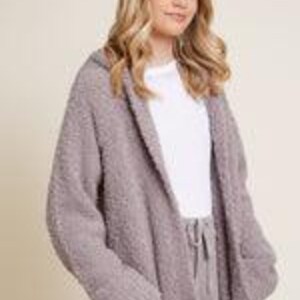 Pode incluir: Um cardigan longo e aberto em malha mauve macia e texturizada. O cardigan apresenta um capuz, dois bolsos frontais e um ajuste descontra&iacute;do. As mangas s&atilde;o longas e o tecido parece aconchegante e quente, adequado para usar em camadas.