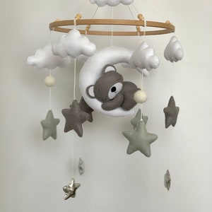 Móvil para bebé con osito durmiendo: Luna, estrellas y nubes de fieltro gris.