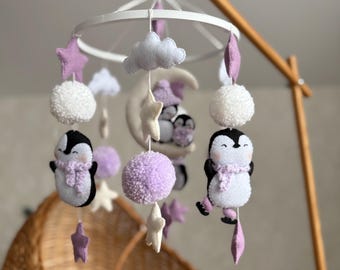 Mobiletto per neonati a forma di pinguino. Decorazione per culla.