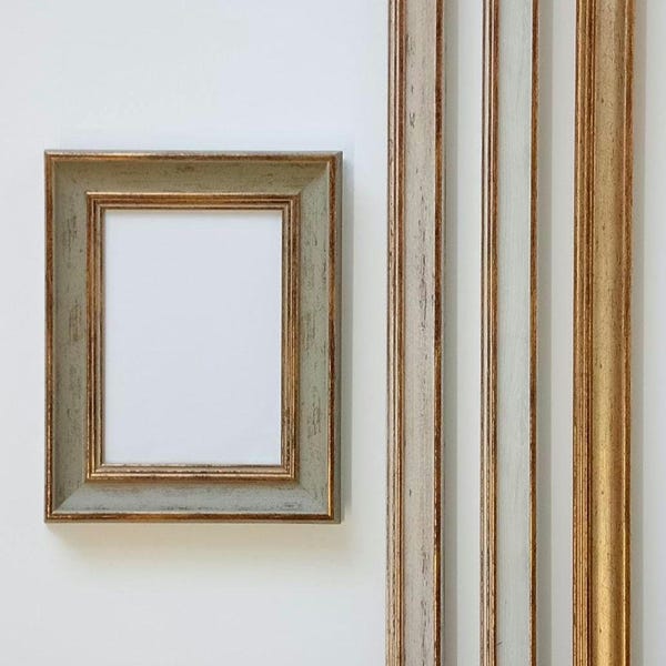 Traditional style picture frame