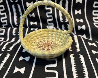 Small twist handle Sweetgrass Keepsake Basket made in Charleston South Carolina in the Gullah/Geechee tradition