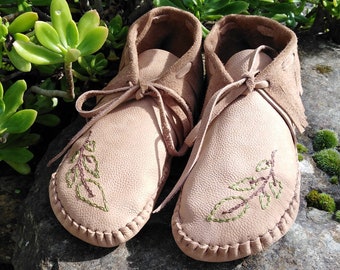 Custom Leather moccasins for women // Fringed mocassins //Embroidered earthing shoes