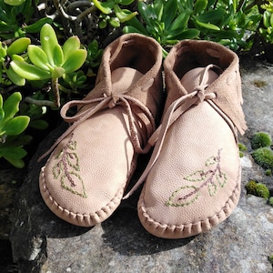 Custom Leather moccasins for women // Fringed mocassins //Embroidered earthing shoes