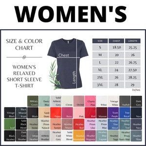 Pu&ograve; includere: Una tabella di taglie e colori per t-shirt a maniche corte rilassate da donna. La tabella mostra la taglia, la misura del torace in pollici e la misura della lunghezza in pollici. La tabella mostra anche una variet&agrave; di colori per le t-shirt.