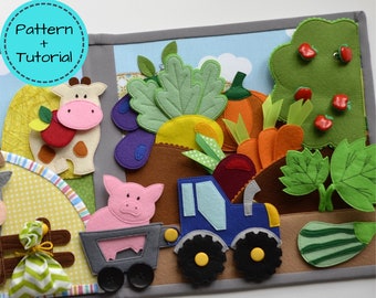 Könnte beinhalten: Eine Filz-Bauernhofszene mit einem blauen Traktor, einem rosa Schwein in einem Wagen und verschiedenen Filzgemüse. Eine Kuh und ein Baum mit roten Knopfäpfeln sind ebenfalls abgebildet. Der Text "Pattern + Tutorial" befindet sich in einem blauen Kreis.