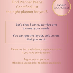 Op de afbeelding: Roze achtergrond met een witte doos met de tekst "Find Planner Peace: Can't find just the right planner for you? Let's chat, I can customize one to meet your needs. You can get the layout, colours etc. that you want. Please contact me before you place an order if you have any questions. Tag us in your pictures @bodaciousudigitals | #bodaciousudigitals". Een gouden cirkel met de tekst "PLANNER CUSTOMIZATION" bevindt zich in de rechterbovenhoek.