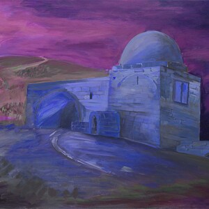 Pode incluir: Uma pintura de um edif&iacute;cio de pedra com um telhado abobadado, contra um c&eacute;u roxo. O edif&iacute;cio tem um grande arco e uma janela. A cena &eacute; pintada em tons de azul e roxo.