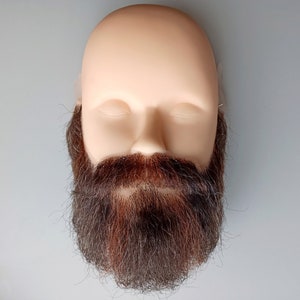 Nep-realistische bruine baard, handgemaakt kostuumaccessoire van hoge kwaliteit