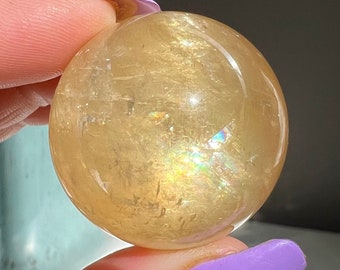 Alle natuurlijke hoogwaardige 1,25" regenbooghoning calcietbol met regenbooginsluitsels