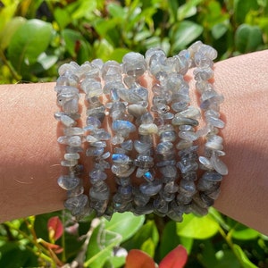 ONE Labradorite Crystal Chip Stretch Bracelet