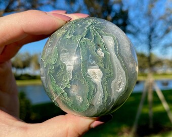 Esfera de ágata de musgo pulida de 2,25" de Indonesia