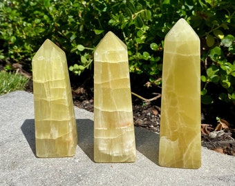 SCEGLI Un obelisco di cristallo di calcite giallo