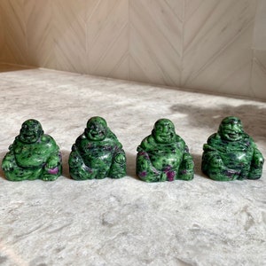 EN (Du väljer) Handskuren Rubin Zoisit Kristall Sittande Buddha