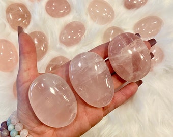 UNA pietra di palma scelta intuitivamente al quarzo rosa lucido del Madagascar