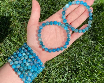 UNA pulsera elástica de cristal de apatita azul totalmente natural de 8 mm y 7,5"