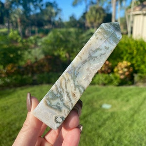 Obelisco de ágata de musgo pulido natural de Indonesia de 4,25&quot;