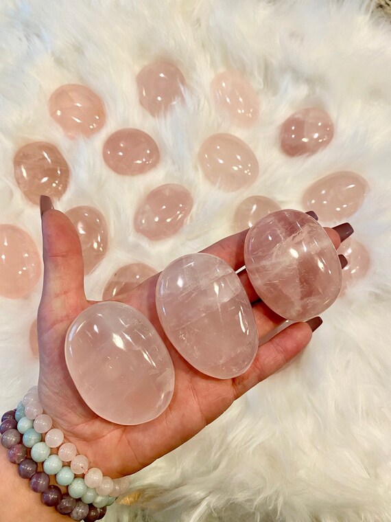 マダガスカル産　ローズクォーツ　パーム ONEは直感的にマダガスカル産の磨かれたローズクォーツパームストーン