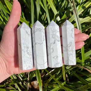 UNA torre di cristallo di howlite lucidata tutta naturale da 3 pollici