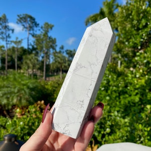 Torre di cristallo di howlite lucidata da 6,5 pollici