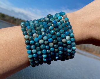 UNA pulsera elástica de piedras preciosas de apatita azul de 6 mm y 7,5 pulgadas totalmente natural