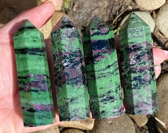 EEN 3" Ruby Zoisite Crystal Tower, UV-reactieve Crystal Tower, fluorescerende kristallen