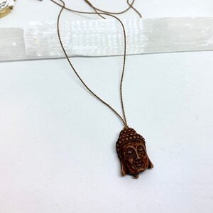 Collar, collar de cabeza de Buda, coral teñido tallado sobre seda, ajustable, geométrico, neutro, ligero, moderno, regalo, minimalista