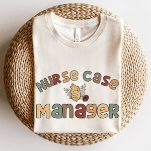 Case Manager Infermiera Camicia / Camicia CM / Regalo per Studente Infermiere / Tshirt Infermiera Registrata / Grad Scuola Infermieristica / Simpatico Orso Infermiera Tee
