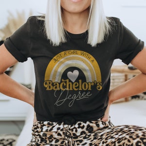 Just a Girl with a Bachelor es Degree Shirt, Bachelors Degree Graduation Geschenk für Frauen, Bachelors Degree Shirt, Bachelors Degree Geschenk
