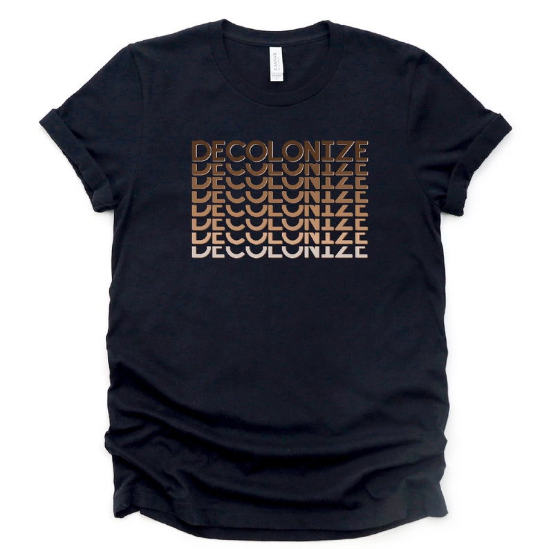 Puede incluir: Una camiseta negra con la palabra "DECOLONIZE" repetida cinco veces en un degradado de tonos marrones.
