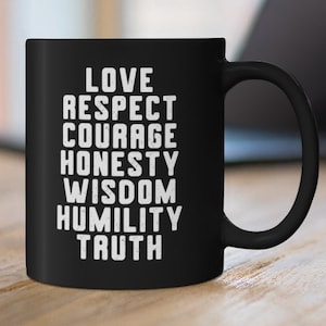 K&ouml;nnte beinhalten: Schwarze Kaffeetasse mit wei&szlig;em Text, der "LOVE RESPECT COURAGE HONESTY WISDOM HUMILITY TRUTH" lautet.