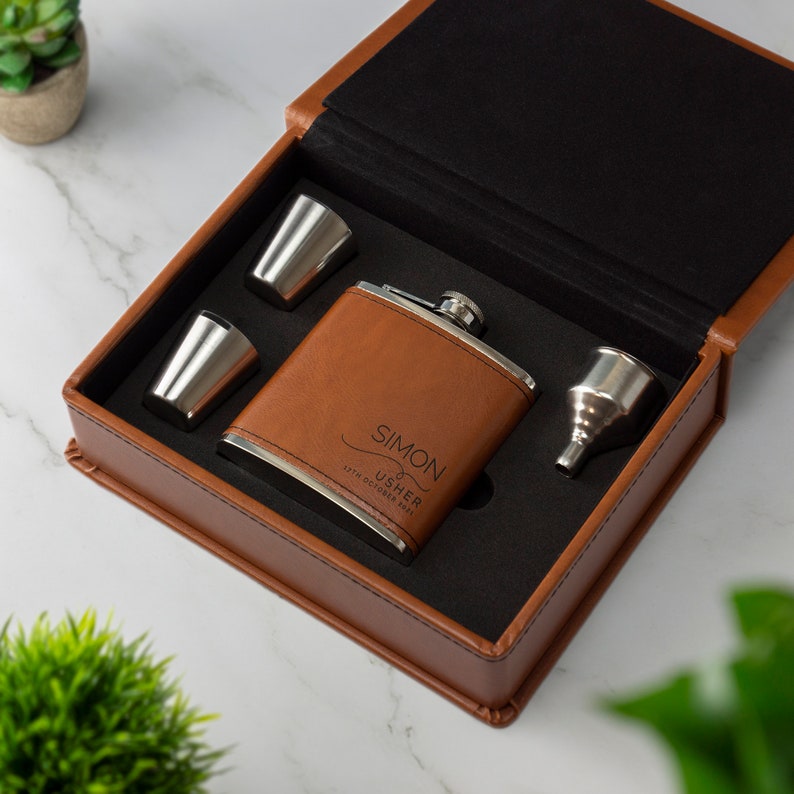 Coffret cadeau hipflask en cuir personnalisé 6oz marié mariage cerf marié meilleur homme whisky en cuir pour lui cadeau d'anniversaire de Noël Tan