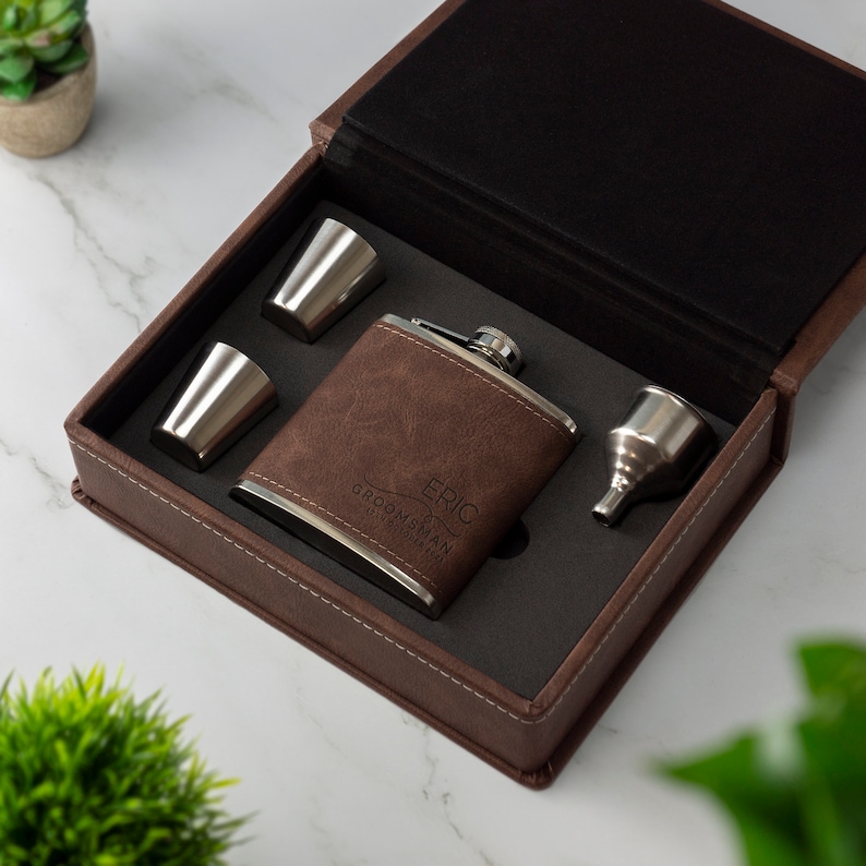 Coffret cadeau hipflask en cuir personnalisé 6oz marié mariage cerf marié meilleur homme whisky en cuir pour lui cadeau d'anniversaire de Noël Marron