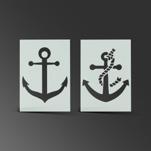 Könnte beinhalten: Zwei schwarze Anker-Schablonen auf hellblauem Hintergrund. Der Anker links ist ein schlichtes Design. Der Anker rechts hat ein Seil um sich gewickelt.