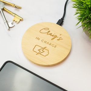 Cargador de teléfono inalámbrico personalizado de madera, accesorio de escritorio, regalo para novio, novia y pareja.