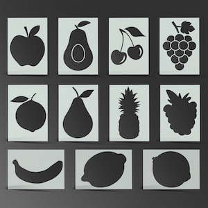 Puede incluir: Un conjunto de 12 plantillas de frutas en blanco y negro. Las plantillas incluyen una manzana, un aguacate, cerezas, uvas, un limón, una pera, una piña, frambuesas, un plátano y un limón.