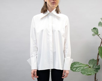 Weißes klassisches Hemd, Hemd mit Kragen, Hemd mit versteckten Knöpfen, übergroßes weißes Hemd, extra großer Kragen und Manschetten, weißes lockeres Hemd, FC1050