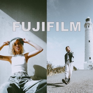 Puede incluir: Una mujer con un top blanco sin mangas, pantalones vaqueros azules y un sombrero gris se encuentra frente a una pared blanca. La palabra "FUJIFILM" está escrita en letras blancas sobre un fondo gris.