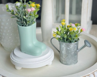 Gestuftes Tablett für den Frühling, Mini-Blumen, Grün, Mini-Blumenarrangements, Gestuftes Tablett für Ostern, Gestuftes Tablett für den Garten, Mini-Regenstiefel, Gießkanne aus Metall