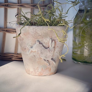 VINTAGE ENGLISH GARDEN Pot With Small Bunny image 1